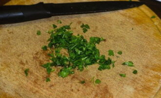 Finely chop the parsley and mix with sour cream, salt to taste.