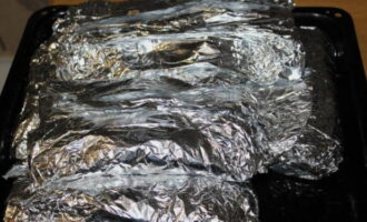 Balut daging dalam beberapa lapisan foil dan masukkan ke dalam peti sejuk semalaman. Selepas masa berlalu, bakar daging babi rebus selama 1 jam dan 15 minit pada suhu 180 darjah, dan kemudian keluarkan kerajang dan masak selama kira-kira 20 minit lagi, tetapi pada 200 darjah.