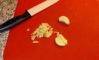 Chop the garlic very finely with a knife or pass through a press.