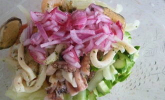 Squeeze the onion and add it to the other salad ingredients.