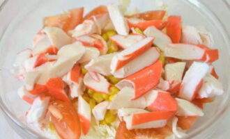 Trasferisci il surimi in una ciotola con gli altri ingredienti.