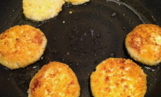 Heat the vegetable oil in a frying pan and lay out the breaded cutlets and fry on both sides until golden brown. Bon appetit!