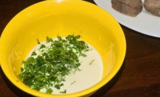 Place the garlic, passed through a press, into the same container.