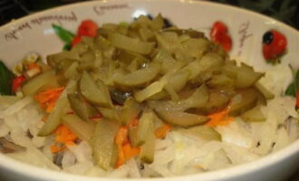 We cut the pickled or pickled cucumbers as desired and combine them with other ingredients of the dish.