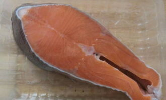 How to deliciously fry trout in a frying pan? First, we clean the steaks from scales, then rinse them thoroughly under running water and wipe them dry with paper towels.