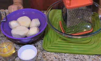 Potato pancakes with minced meat are very easy to prepare in a frying pan. Prepare the products in the quantities specified in the recipe. Peel the potatoes for hash browns and rinse well with cold water.