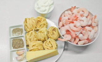 How to cook delicious shrimp pasta in creamy sauce? Immediately prepare all ingredients for this dish according to the recipe.