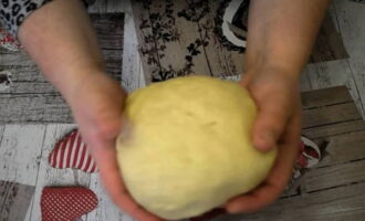 Sift the wheat flour through a sieve to saturate it with oxygen. Add it to the mixture and knead the elastic dough.