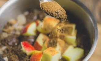 Derreta a manteiga em uma frigideira e acrescente as maçãs. Polvilhe-os com açúcar. Depois de um minuto, adicione vanilina e canela. Cozinhe as maçãs por 10 minutos, tampadas, em fogo médio. Em seguida, a tampa deve ser removida e o líquido evaporado em fogo alto por 5-7 minutos.