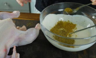 Place mustard from a purchased jar and mayonnaise into a small container and mix them with a whisk. Then add spices, salt, suneli hops, finely chopped garlic and mix again.