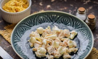 Place boiled chicken, cut into cubes of the desired size, on the bottom of a flat dish. Please note that each layer must be coated with mayonnaise, salt and pepper, according to your preferences. 