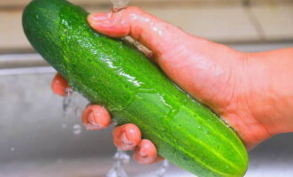 Wipe the washed fresh cucumber with a towel and cut into thin slices.