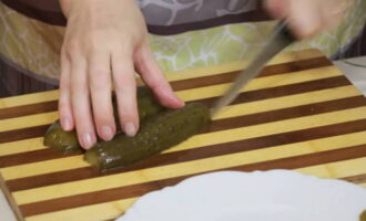 We take the pickled cucumbers out of the jar and also cut them into bars.