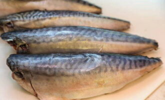 Remove the entrails and black film from the belly of the thawed mackerel. Next, cut off the head, tail, fins and rinse thoroughly under running water inside and out.Dry the fish with paper towels, then rub it with salt, pepper and sprinkle with lemon juice. We make shallow cross-shaped cuts on the sides so that the bones are almost invisible in the finished fish. Let the mackerel stand at room temperature for 10-15 minutes.