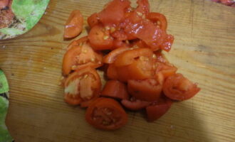 Wash the tomatoes, dry them on a paper towel and also cut them into small pieces.