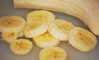 Bananas should first be rinsed with running water and wiped dry with a towel, then carefully peeled and cut into thin slices.