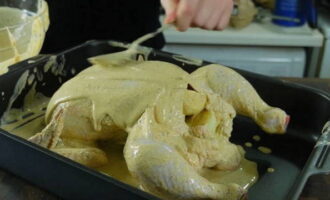 Lubricate the chicken with the resulting marinade outside and inside.We also squeeze the juice of half a lemon inside and put it in the refrigerator for at least two hours to marinate.