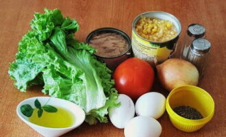 Bagaimana untuk menyediakan salad PP yang mudah dan lazat? Untuk kemudahan kami sendiri, kami meletakkan semua produk yang diperlukan di atas meja. 