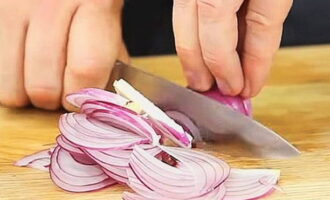 We use purple onions for the salad.If this is not the case, use a regular onion. First we remove the husk layer and then cut it into strips.