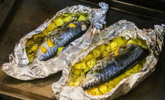 Now we connect the edges of the foil on top, close them tightly and transfer everything to a baking sheet. Place the fish and potatoes in an oven preheated to 180°C for half an hour. After this time, unroll the foil and bake for another 15-20 minutes until done.