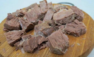 Classic Georgian kharcho is very simple to prepare. Boil the washed beef for two hours until fully cooked.Afterwards, strain the broth, and cut the meat into small pieces or separate it into fibers and return it to the pan.