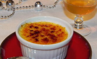 Phục vụ món creme brulee đã hoàn thành trên bàn như một món tráng miệng với một tách cà phê hoặc trà nóng. Chúc ngon miệng!