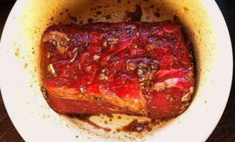 Rub the beef with marinade on all sides, cover with a lid and refrigerate for 2-4 hours to soak.