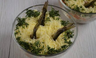 Sentuhan terakhir ialah memasukkan baki ekor sprats ke dalam salad.