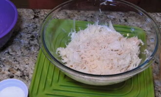 Grind the peeled potatoes on a medium grater. Add half a teaspoon of lemon juice to the grated potatoes and stir. Then the mass will retain a light color.