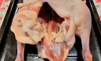 Next, remove excess fat located in the belly area of ​​the bird.