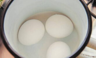 Hervir tres huevos de gallina hasta que estén completamente cocidos, enfriar en agua con hielo y pelar.