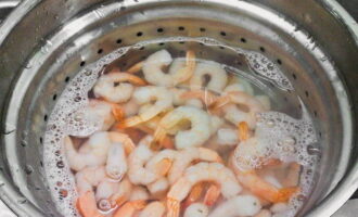 Fill frozen shrimp in a separate bowl with warm water for 5 minutes and then drain the water through a colander.