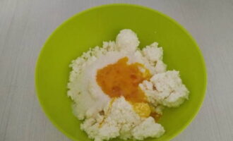 Tuangkan kuning telur dan gosok dengan teliti dengan sudu.