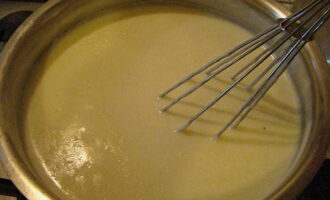 For Bechamel sauce, melt butter in a saucepan, fry three tablespoons of flour in it, pour in a liter of milk and stir until smooth so that there are no lumps of flour. Sprinkle the sauce with salt and black pepper to your taste and cook over low heat until the consistency of liquid sour cream.