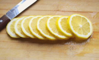 Rinse the lemon and cut into rings of medium thickness.