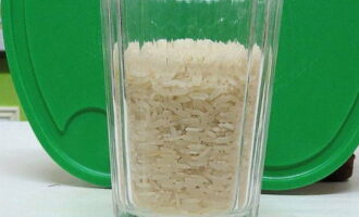 We thoroughly wash the rice in several waters until the liquid becomes clear, and pour it into the broth - cook for about 20 minutes over medium heat. 