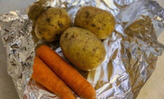 Kartoffeln und Karotten kochen. Das Gemüse abkühlen lassen und schälen.