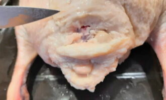 We also cut off the rump, which contains a lot of sebaceous glands and spoils the taste of the finished bird.