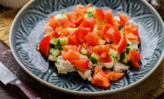 Keluarkan batang dari tomato berair, potong ke dalam kepingan dan letakkan di lapisan ketiga.