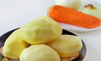 Peel and rinse potatoes, onions and carrots.