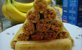 Cool the minced meat fried with vegetables. Then fill the pasta tubes with it, but not too tightly.