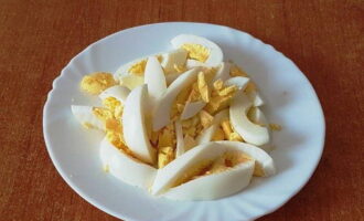 Peel the boiled eggs and cut them into 4 or 6 pieces.