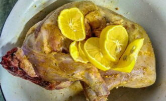 Sprinkle the carcass with lemon juice and put the pulp of the citrus fruit inside. Sprinkle the carcass 