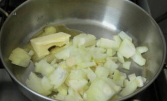 Lightly fry the peeled and finely chopped onion in a frying pan with the addition of butter.