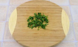 Separate the parsley leaves from the branches and chop finely.