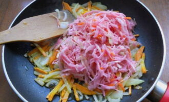 Without wasting time, prepare the frying: peel and finely chop the onions and carrots, sauté in oil for 3-4 minutes and add the cabbage, stir, cook for about 5 minutes and remove from heat.