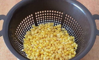 Buka tin jagung dan toskan air garam melalui penapis atau colander.