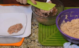 Next, divide the minced meat into separate pieces.