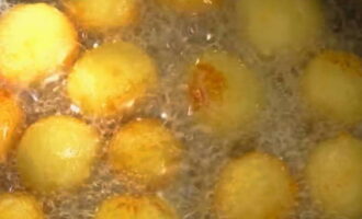 Scaldare l'olio vegetale in una friggitrice o in un altro contenitore profondo. Friggere le polpette di patate in olio bollente fino a quando saranno ben dorate. Servire le polpette finite come piatto separato o come contorno per carne o pesce. Buon appetito!