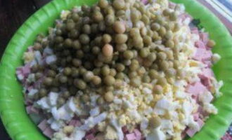 Berhati-hati membuka balang kacang, tuangkan perapan dan tuangkan kacang ke dalam mangkuk salad.